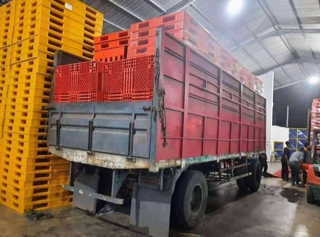 Proses muatan Pallet plastik